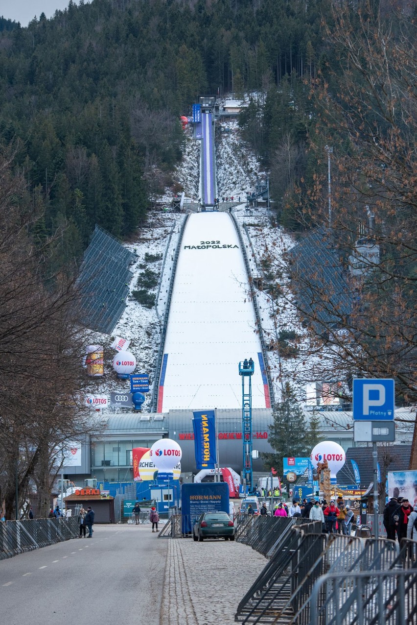 Puchar Świata w skokach narciarskich w Zakopanem. Pod Wielką Krokwią wyrosło biało-czerwone miasteczko