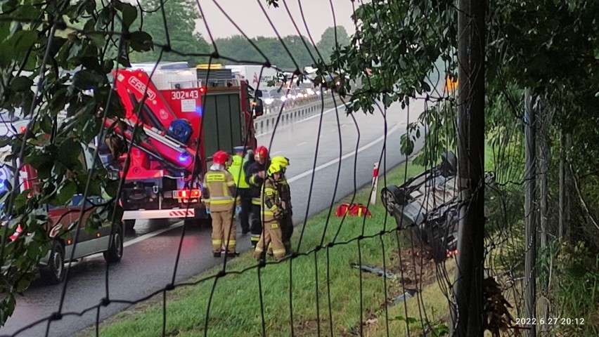 Dachowanie na autostradzie pod Szczecinem. Utrudnienia w kierunku Świnoujścia