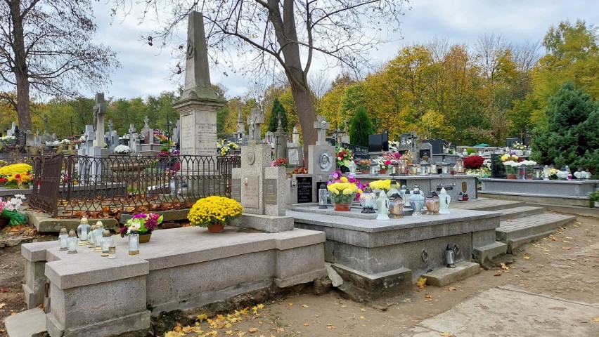 Sporo osób na cmentarzu w Malicach. Zobaczcie na zdjęciach jak wyglądał 1 listopada na tej nekropolii