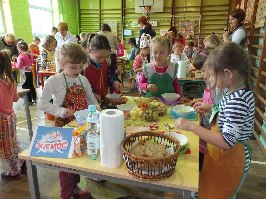 Uczniowie ze Starachowic bili Rekord Guinessa w jednoczesnym przygotowywaniu drugiego śniadania
