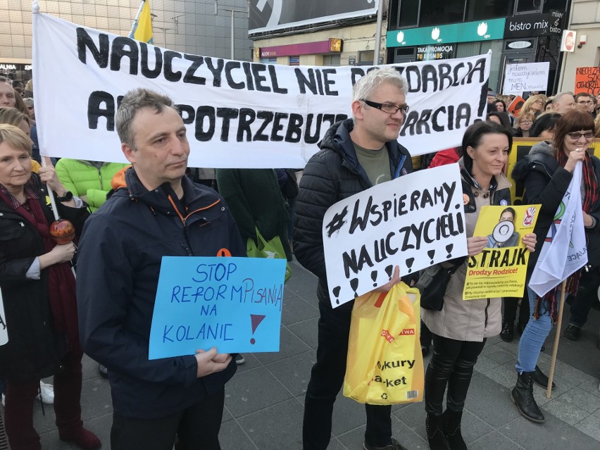 Katowice: Wiec poparcia dla strajkujących nauczycieli....