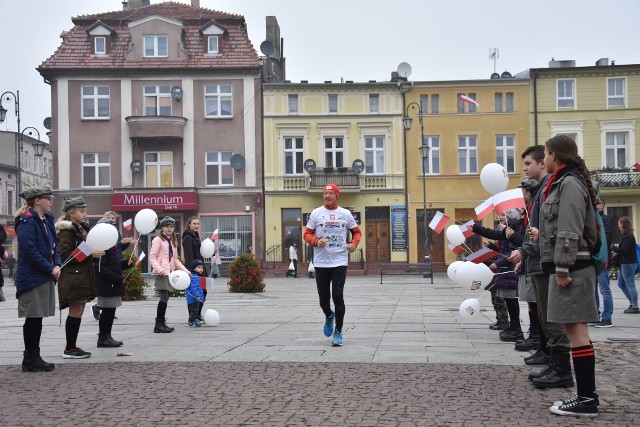 Andrzej Urbaniak biegnie w ramach Kujawsko - Pomorskiego Biegu Ultramaratońskiego z okazji 100-lecia odzyskania przez Polskę niepodległości. Trasa jego biegu wynosi 500 km. Wystartował 4 listopada z Nakła nad Notecią i przez ten czas przebiegł przez miasta: Tuchola, Grudziądz, Rypin, Włocławek, Kruszwica. W piątek po południu przybiegł do Żnina. Dziś rano wybiegł na ostatni etap swojej trasy. Zakończenie biegu jutro na rynku Starego Fordonu w Bydgoszczy.  Zobacz także: Co będzie się działo w Święto Niepodległości 2018 w powiecie żnińskim?Pospieszny do kultury - odcinek 69