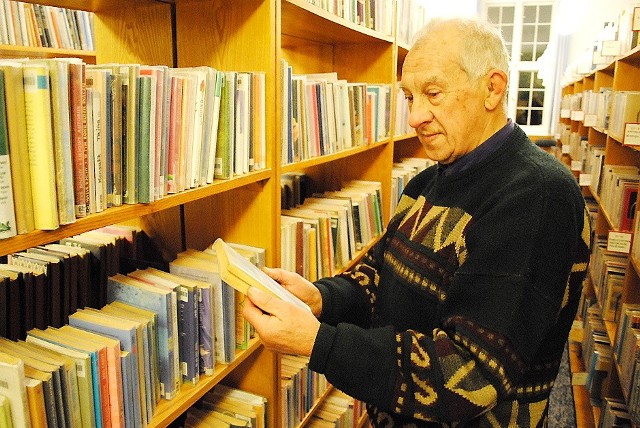 Tadeusz Jagodziński, mieszkaniec ul. Legionów często odwiedza Bibliotekę Miejską. Ostatnio wypożyczał książki dla żony