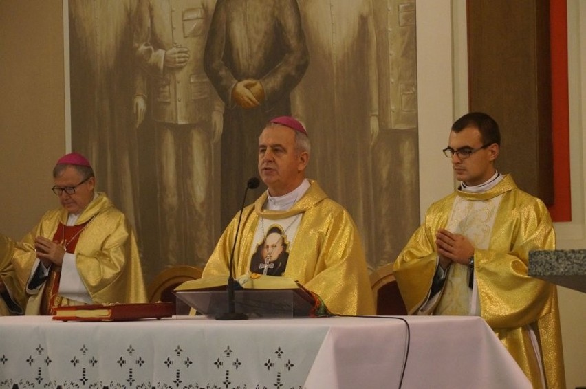 Kapłani z diecezji kieleckiej pielgrzymowali do sanktuarium we Włoszczowie. Był też biskup Jan Piotrowski [ZDJĘCIA]