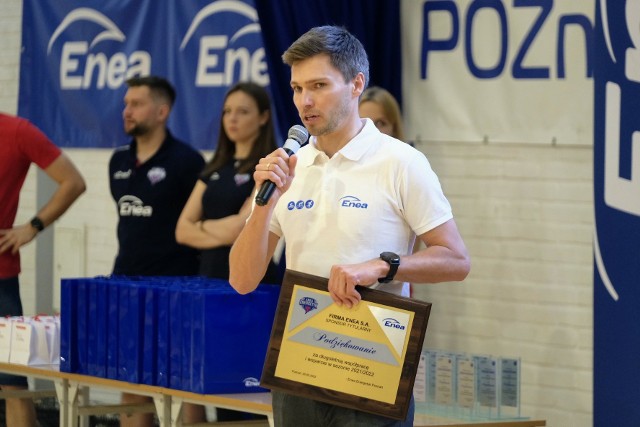 Marcin Wenzel przemawia do uczestników młodzieżowych rozgrywek siatkówki Enea Mini Cup, organizowanych od wielu lat przez Grupę Eneę i Energetyk Poznań. Zastępcę dyrektora można też spotkać na konferencjach prasowych, drużyn wspieranych przez poznański koncern