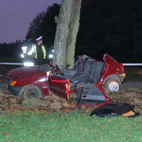 Do tragicznego zdarzenia drogowego doszlo na trasie z Jezierzyc do Kukowa pod Slupskiem. Jedna osoba nie zyje.