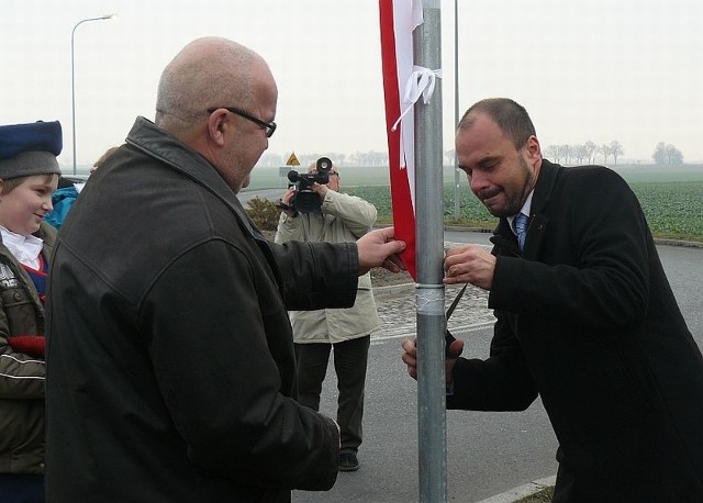 Uroczystości przecięcia wstęgo dokonali burmistrz Janikowa Andrzej Brzeizński oraz Adam Banaszak, szef powiatowego PiS-u