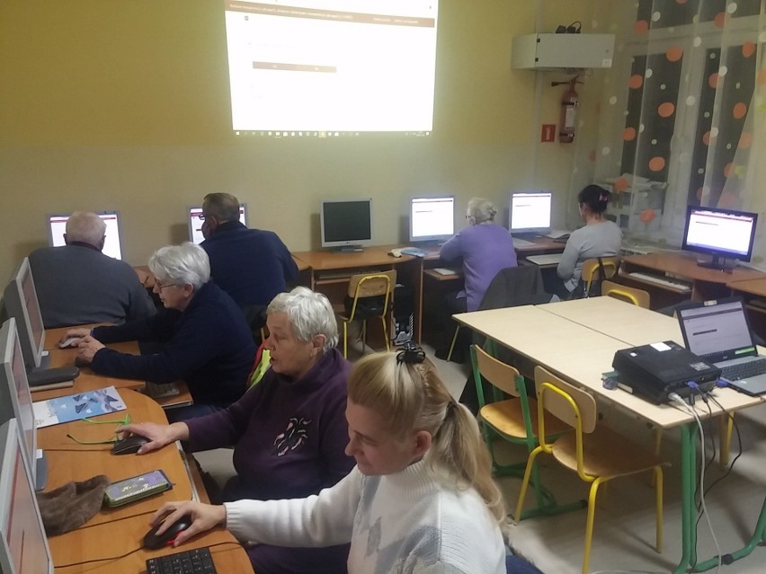 Mniej zacofanych cyfrowo. W Baranowie Sandomierskim uczą korzystać z komputera i internetu 