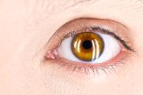 Ten objaw Omikronu widać w oczach! Może być jedynym symptomem zakażenia koronawirusem. Lekarz podpowiada jak go rozpoznać