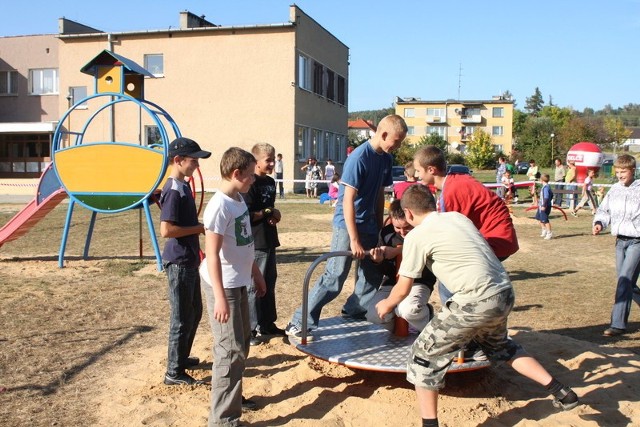 Nowy plac zabaw jest oblegany przez dzieci