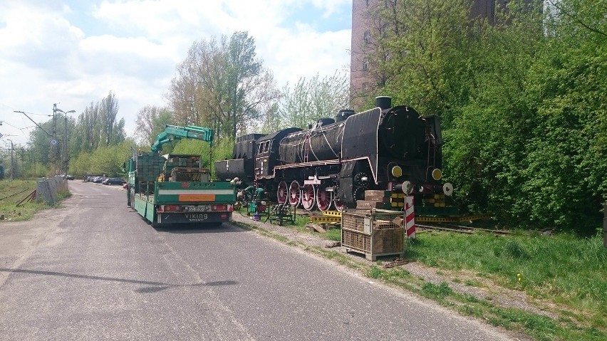 Do lokomotywowni w Łazach została przetransportowana...