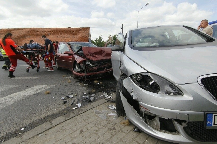Wypadek w Małuszowie: Trzy osoby, w tym kobieta w ciąży, zostały ranne (ZDJĘCIA) 