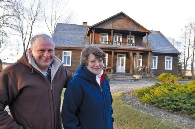 Henryka i Bogdan Toczyłowscy przed dworem w Pentowie.