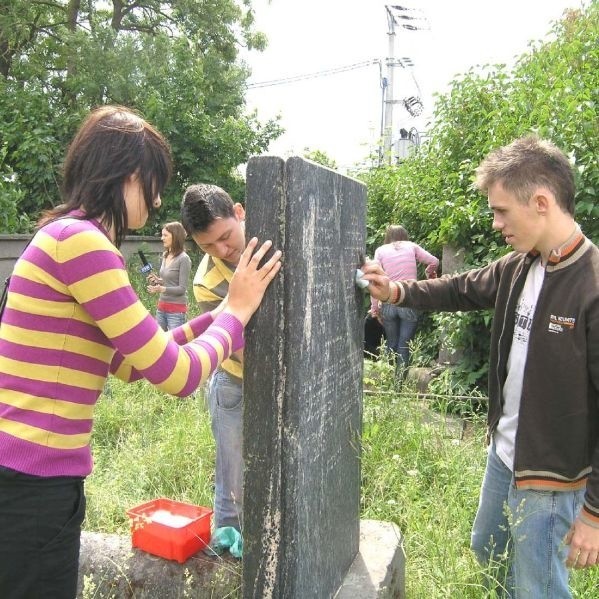 W czerwcu żydowski cmentarz częściowo uporządkowali uczniowie Zespołu Szkół nr 2 w Suwałkach.