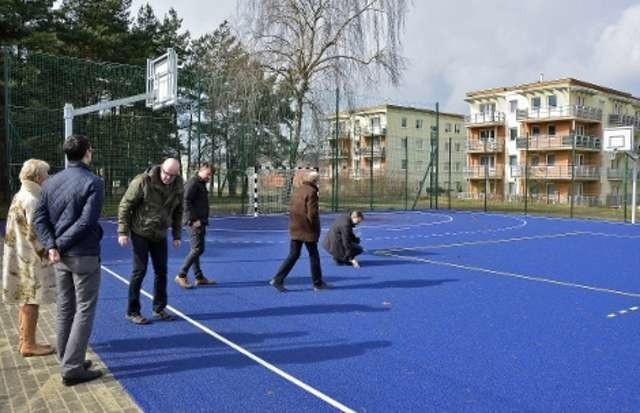 Podczas odbioru technicznego boiska w Gimnazjum nr 5 doceniono walory nowoczesnej nawierzchni