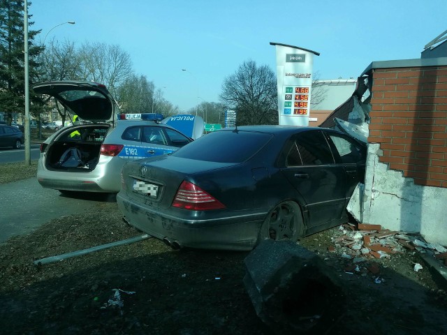 - Wiemy, o kogo chodzi. Zatrzymanie kierowcy jest tylko kwestią czasu - mówi nadkom. Marcin Maludy z Komendy Wojewódzkiej Policji w Gorzowie. W niedzielę, 4 marca, policja otrzymała sygnał, że za kierownicą jednego z aut może siedzieć nietrzeźwy kierowca. - Po trzech minutach byliśmy na miejscu, zauważyliśmy ten pojazd. Policjanci jechali w przeciwnym kierunku i zanim zawrócili, mężczyzna zdążył uderzyć w ścianę budynku i uciec - relacjonuje nadkom. Marcin Maludy, rzecznik prasowy w Komendy Wojewódzkiej Policji w Gorzowie.Kkierowca mercedesa uderzył w budynek marketu Intermarche przy ul. Sikorskiego. - Ustaliliśmy, do kogo należy pojazd, pozostaje odnaleźć kierowcę. Wiemy, o kogo chodzi, kwestią czasu jest dodarcie do tej osoby - dodaje M. Maludy. Policja zakwalifikowała to zdarzenie jako kolizję.O całym zajściu pierwsza poinformowała nas na Facebooku pani Elwira, zdjęcia publikujemy dzięki uprzejmości naszego Czytalnika Marcina i Czytelniczki Kasi.Zobacz też najnowszy odcinek "Kryminalnego czwartku":