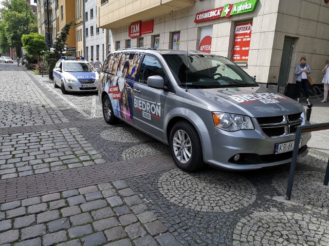Słupska policja interweniowała dzisiaj na ulicy Starzyńskiego w Słupsku podczas spotkania kampanijnego kandydata Lewicy na prezydenta RP Roberta Biedronia.Chodziło o samochód sztabu byłego słupskiego prezydenta.
