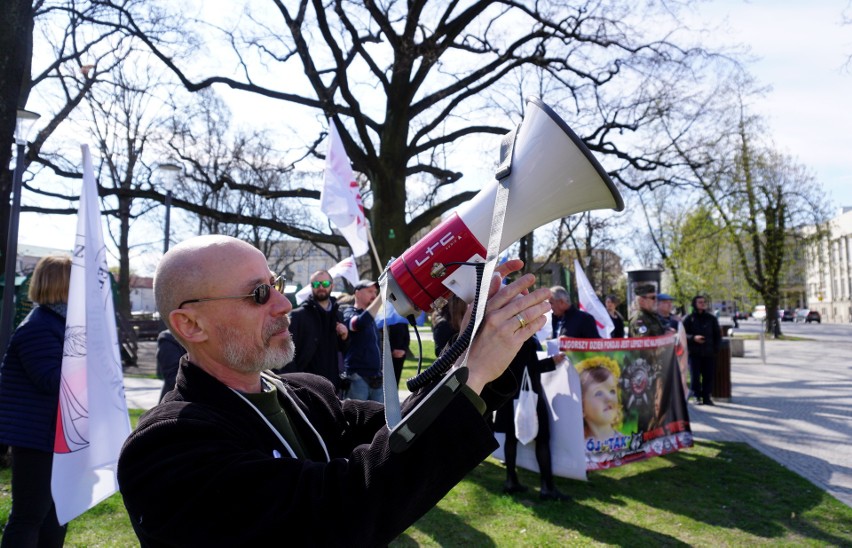 Protest pod lubelskim Kuratorium Oświaty w obronie nauczycielki z Lublina. Za brak maseczki może stracić pracę