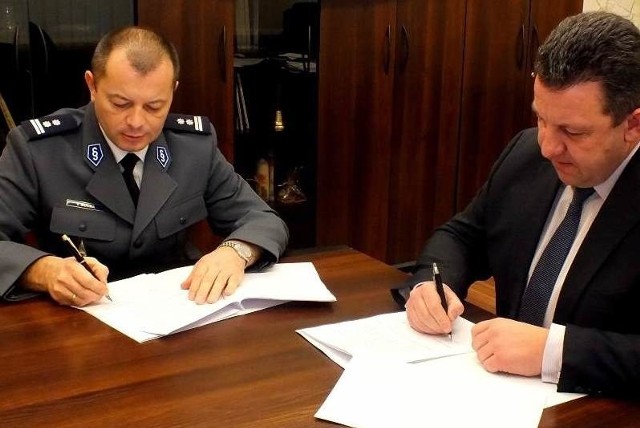 Porozumienie podpisali Henryk Wróbel, wójt gminy Dobrzeń Wielki oraz mł. insp Tadeusz Mucha, p.o. komendanta miejskiego policji w Opolu.