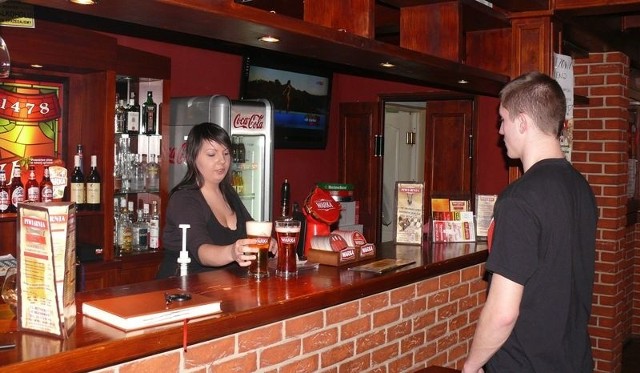 Zdaniem pani Magdaleny najczęściej sprzedawanym alkoholem w pubie Warka jest piwo, które cieszy się powodzeniem zwłaszcza u młodych ludzi.
