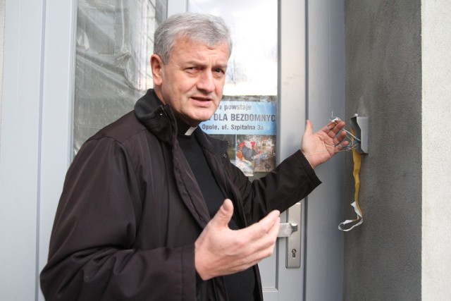 Po wartym tysiąc złotych domofonie zostały tylko kable - mówi ksiądz dr Arnold Drechsler, dyrektor opolskiego Caritasu.