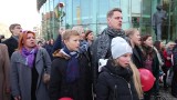 Poznań: "Niepodległa do hymnu". Przed Akademią Muzyczną mieszkańcy zaśpiewali wspólnie Mazurka Dąbrowskiego [ZDJĘCIA, WIDEO]