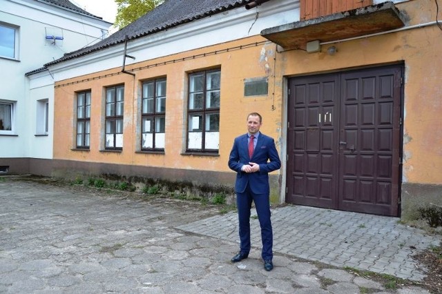 Burmistrz Szydłowca Artur Ludew przed budynkiem, w którym powstanie żłobek.