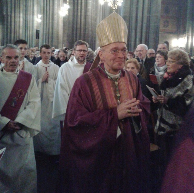 Jego Ekscelencja François Kalist, arcybiskup Clermont-Ferrand, podczas ingresu do katedry Matki Bożej Wniebowziętej, do świątyni nazywanej także „czarną katedrą”, zbudowanej z bazaltu