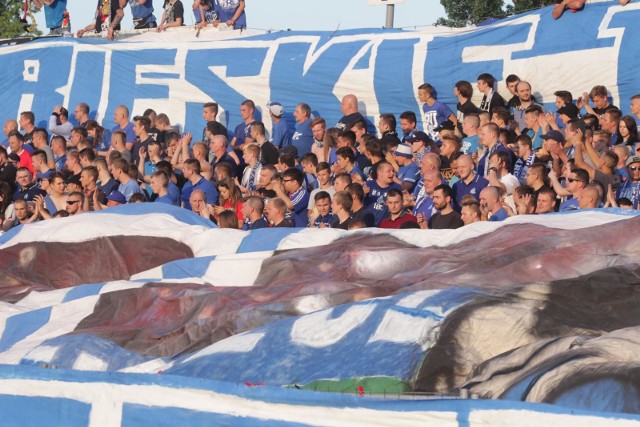 Ruch Chorzów - GKS Katowice, oprawa kibiców 12.5.2018W niedzielę ostatni mecz w tym sezonie Ruchu Chorzów w roli gospodarza i, być może, ostatnie spotkanie Niebieskich, jako jeszcze niezdegradowanych do II ligi. Przeciwnik idealny na pożegnanie z kibicami: Zagłębie Sosnowiec.