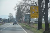 Na drodze wojewódzkiej 948 Oświęcim - Kęty nie widać końca robót. Kierowcy wciąż muszą być przygotowani na utrudnienia [ZDJĘCIA]