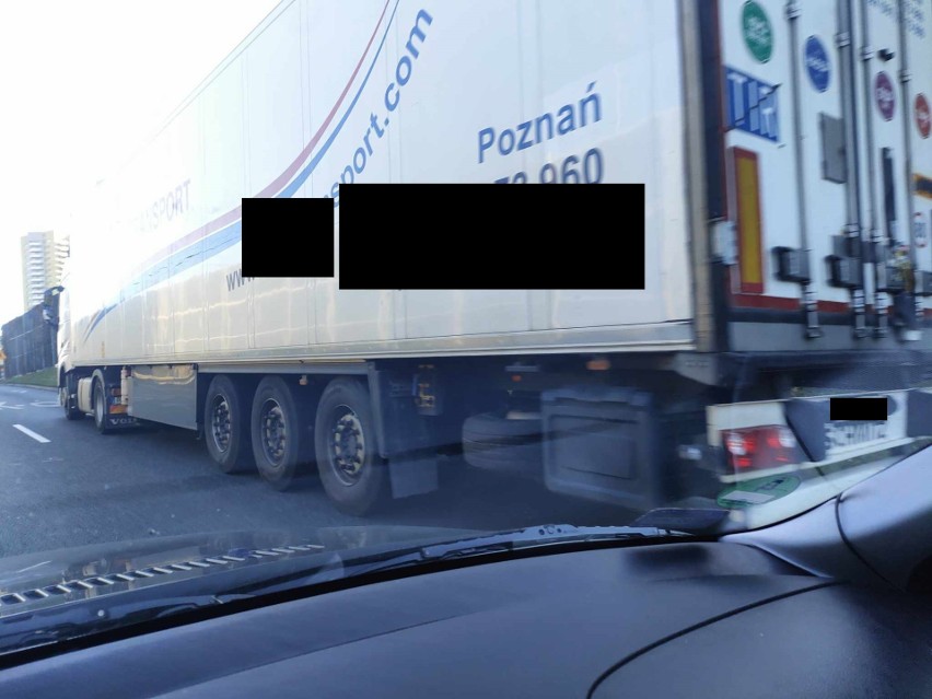 Ciężarówka blokująca pas ruchu w stronę Sosnowca.