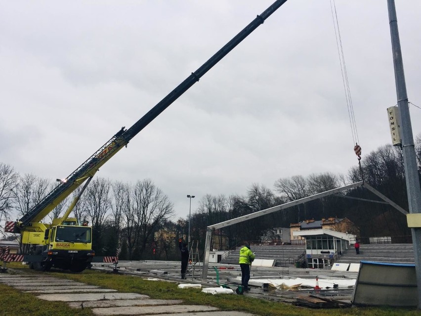 We wtorek rozpoczął się montaż zadaszenia sztucznego...