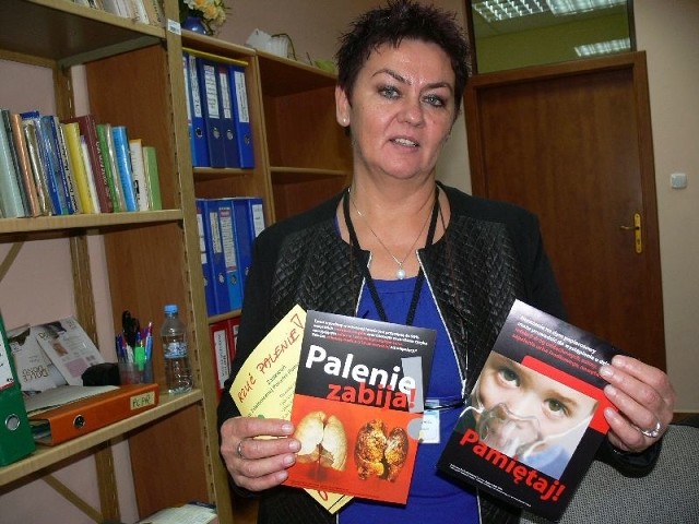 Barbara Moskalewicz, koordynator promocji zdrowia w Szpitalu Powiatowym w Nowej Dębie prezentuje ulotki, jakie otrzymali pacjenci i szpitalny personel.