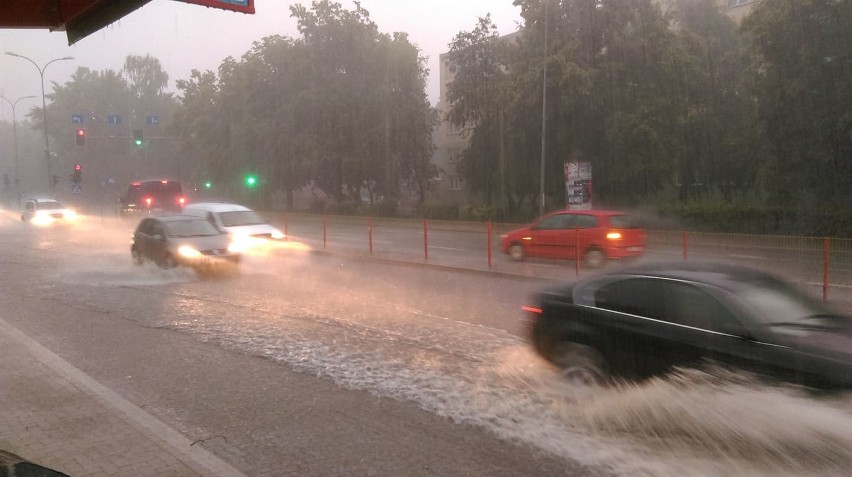 Oberwanie chmury nad Białymstokiem. Ulice zamieniły się w rzeki (zdjęcia)