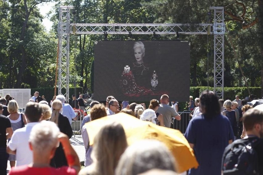 Pogrzeb Kory [ZDJĘCIA] Artystka spoczęła na Cmentarzu Wojskowym na Powązkach w Warszawie