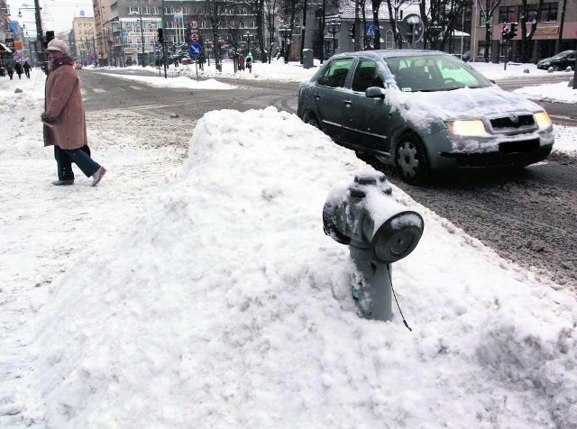 Urzędnicy spierają się o definicję śniegu, ale  raczej z powodu braku funduszy na odśnieżanie niż z troski o zgodność z prawem