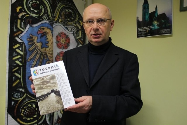 - To już szósty Rocznik Powiatu Oleskiego, jest w nim wiele ciekawych artykułów - mówi Andrzej Szklanny, redaktor rocznika.