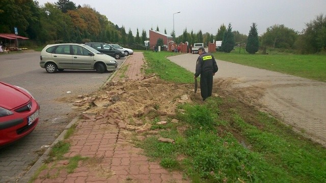 Kto rozjechał chodnik przy ul. Kamieniarskiej w Koszalinie?