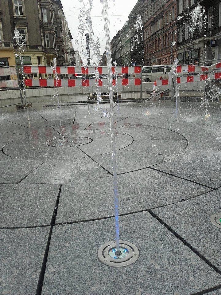 Testowali fontannę na placu Zamenhofa w Szczecinie. Jak wrażenia? [ZDJĘCIA]