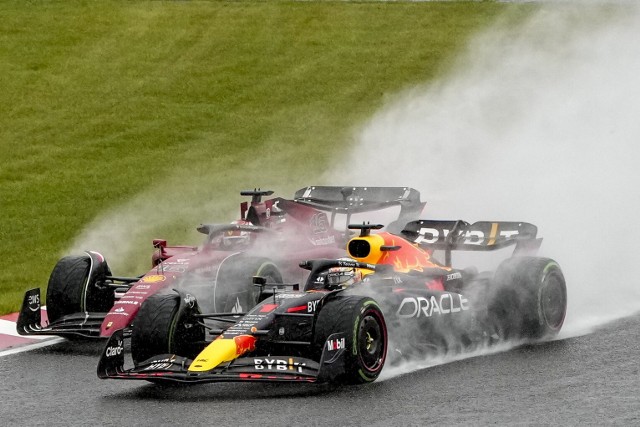 Charles Leclerc (z tyłu) ze Scuderii Ferrari i Max Verstappen z Red Bulla podczas Grand Prix Japonii