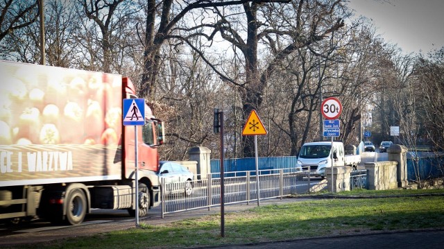 Tir blokuje ul. Artyleryjską w Bydgoszczy