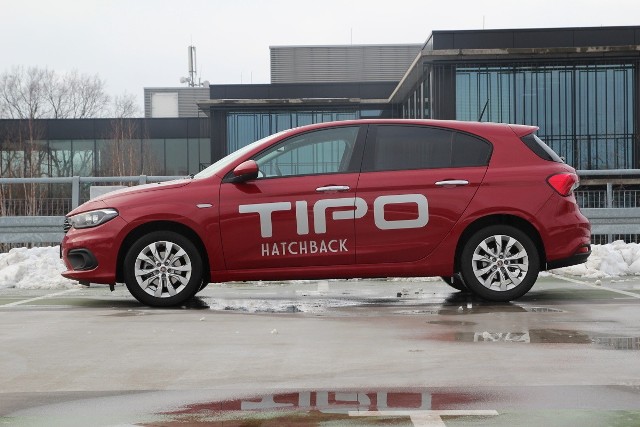 Fiat Tipo hatchback Tipo w wersji hatchback ma długość 436,8 cm, w wersji Station Wagon 457,1 cm. Są też różnice w wysokości, wynosi ona odpowiednio 149,5 cm oraz 151,4 cm. Szerokość obu wersji to 179,2 cm. Krótszy i niższy hatchback ma bardziej sportowy charakter dzięki zwartej i dynamicznej sylwetce nadwozia. W nim najbardziej liczy się styl. Za to Station Wagon wyraźnie podporządkowany jest funkcjonalności.Fot. Motofakty.pl