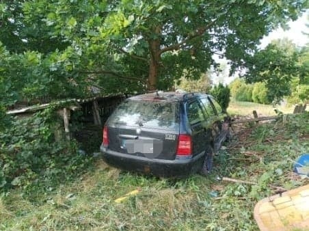 Wypadek w Węgrzynowie. Kierowca skody staranował ogrodzenie. 17.08.2022