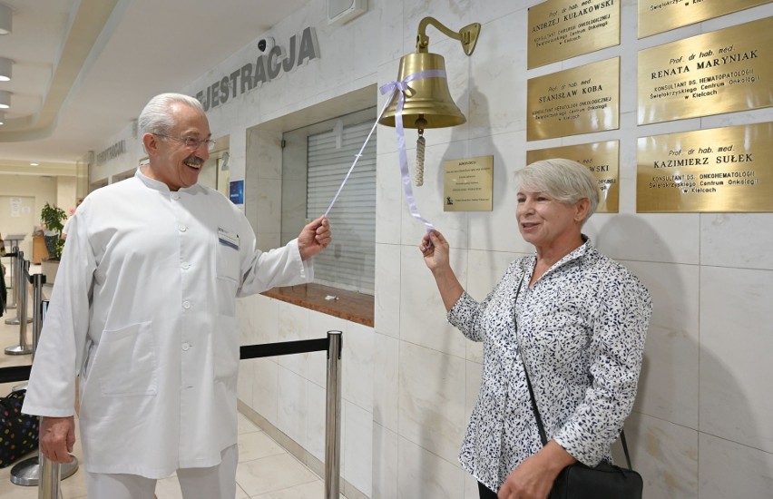 Dzwon Życia w Świętokrzyskim Centrum Onkologii. Pacjenci w Kielcach mogą świętować pokonanie raka. Zobacz film i zdjęcia