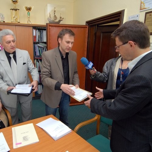 Wiceprezydent Tomasz Jarmoliński, odbierając z rąk Piotra Szyszko podpisy, przyznał, że rozumie protest mieszkańców Pomorzan.
