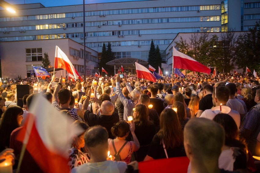 Łańcuch światła przed krakowskim sądem