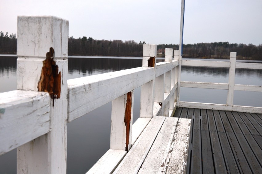Bytów. Uwaga! Zakaz wstępu na pomost nad jeziorem Jeleń. Ruszają remonty (zdjęcia)