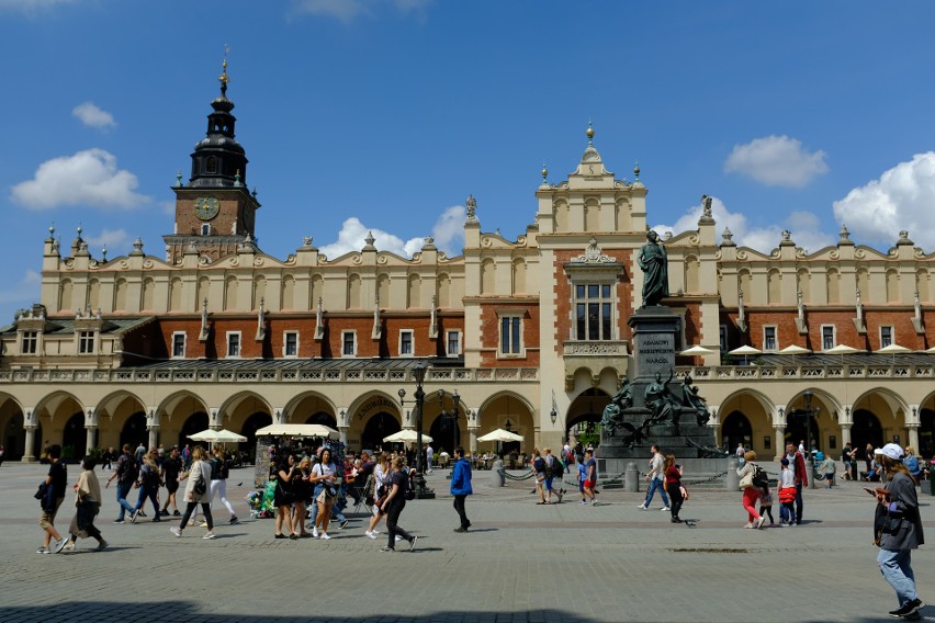 Kraków. Tłumy na Rynku Głównym i na ulicach Starego Miasta. Atrakcją Jarmark Rrzemiosła [ZDJĘCIA]