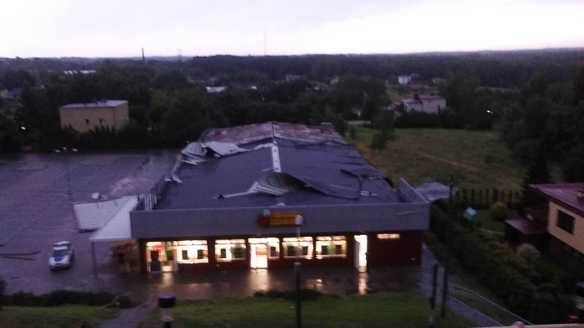 Zerwany dach Biedronki (zdjęcie pzesłane na DZ24@DZ.COM.PL)