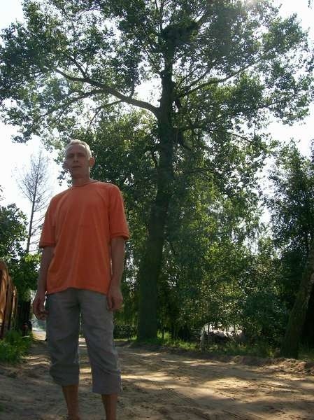- Gniazdo bocianie jest na tym drzewie w Wirze od wielu lat. Szkoda, że po modernizacji drogi drzewo zostanie ścięte &#8211; mówi Leszek Gołębiowski